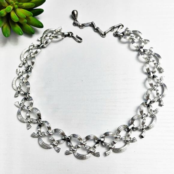 Coro Vintage Textured Bow Mid-Century Collar Necklace - Picture 1 of 8